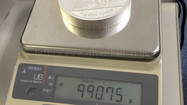 箱に1kgと書いてあったものの実際には990gしかない銀コイン