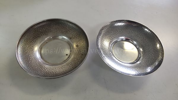 銀メッキの皿と、銀製の皿