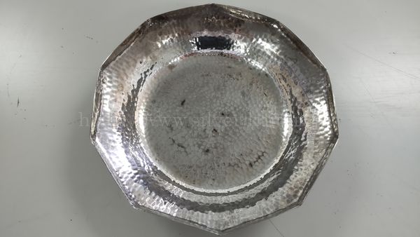 一見銀製に見える皿