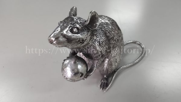 銀900のネズミの像