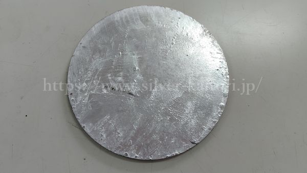 ターゲット材裏面。うすく金属が付着している。