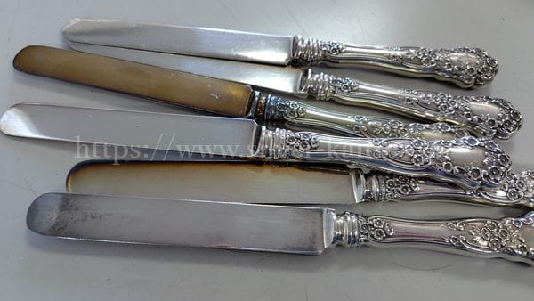 銀製のナイフ。銀で作られているのは柄の部分のみ。